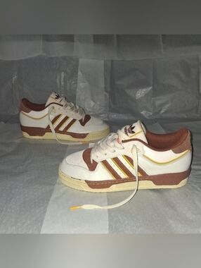 adidas Rivalry 86 Sneakers Brand New with Tags Men size 8 = Women 9.5
